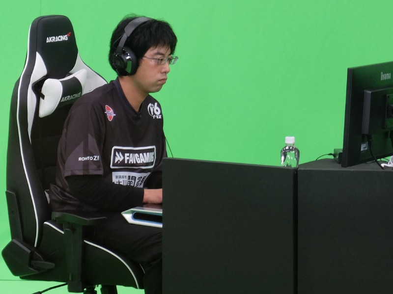 3巡目先鋒戦の会場での鶏めしの様子。膝の上にコントローラーを置いてプレイするスタイルのようだ