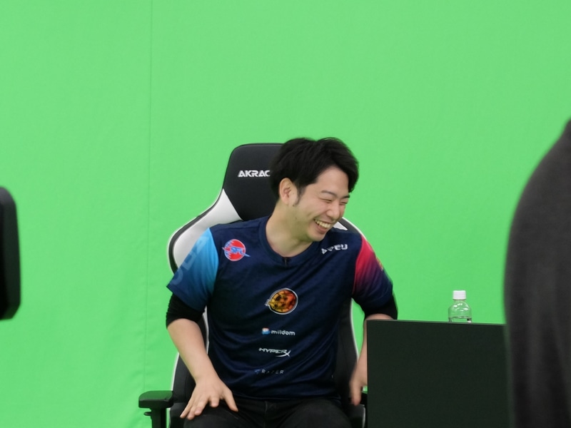 2巡目中堅戦、ボンちゃんルークに勝利して満面の笑みを浮かべるあきら