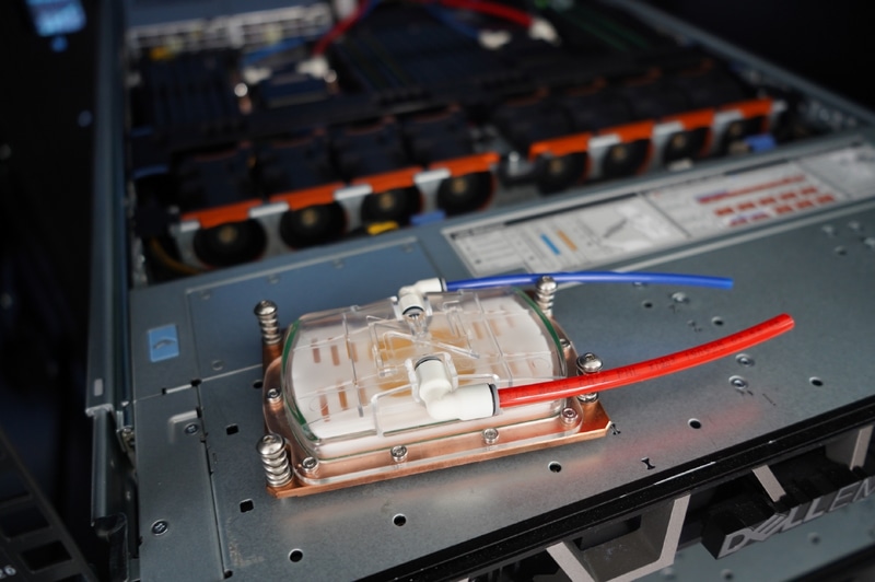 ZutaCoreが開発したヒートシンク部。CPUの熱を液体に熱伝導する、写真撮影はできなかったが、第4世代EPYC、第4世代Xeon SP用のヒートシンクも展示されていた