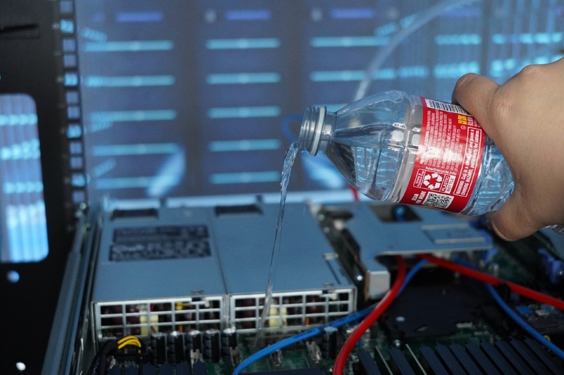 Novec 7000を循環する液体に利用している。このように動作しているシステムにかけても問題がない