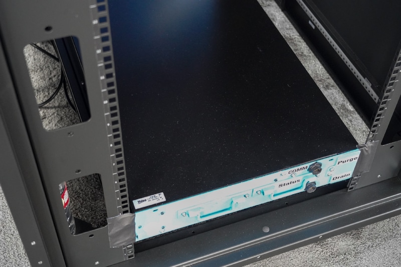 ラックの下部に装着されていた冷却装置