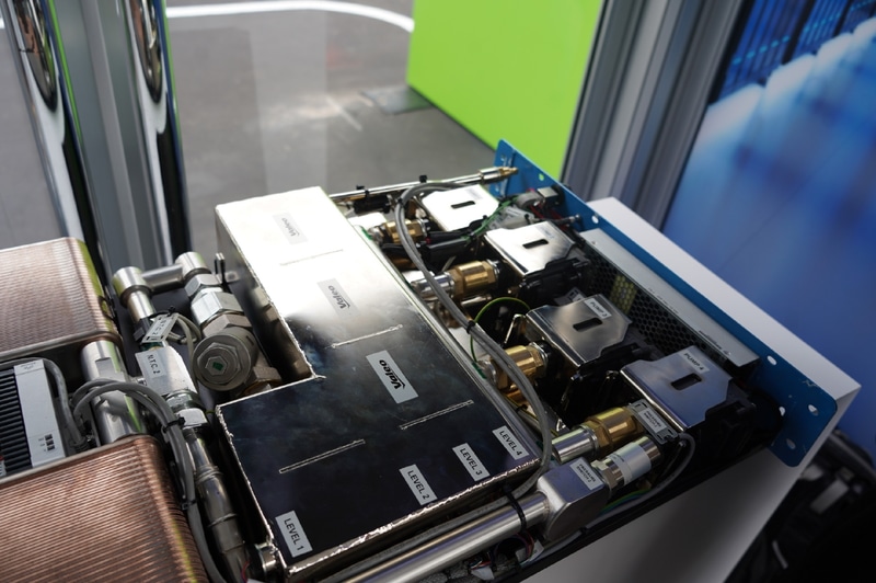 液体を循環させるポンプ、4つあり通常は3つで動作し、1つはフェイルセーフに利用される