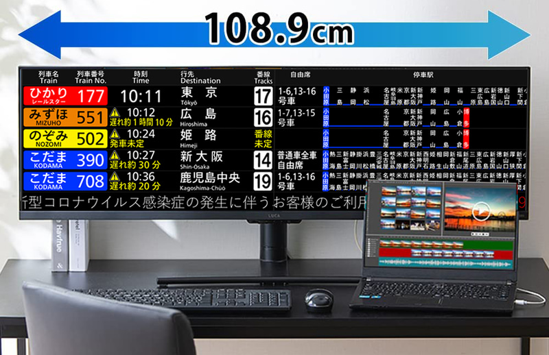 43.8型平面パネルは、Webにある発車案内シミュレータなどを表示すると自室が駅になる！鉄道ファン垂涎モニター(表示はランダム。自分でカスタムできるのでお気に入りの時間で作るといい)。