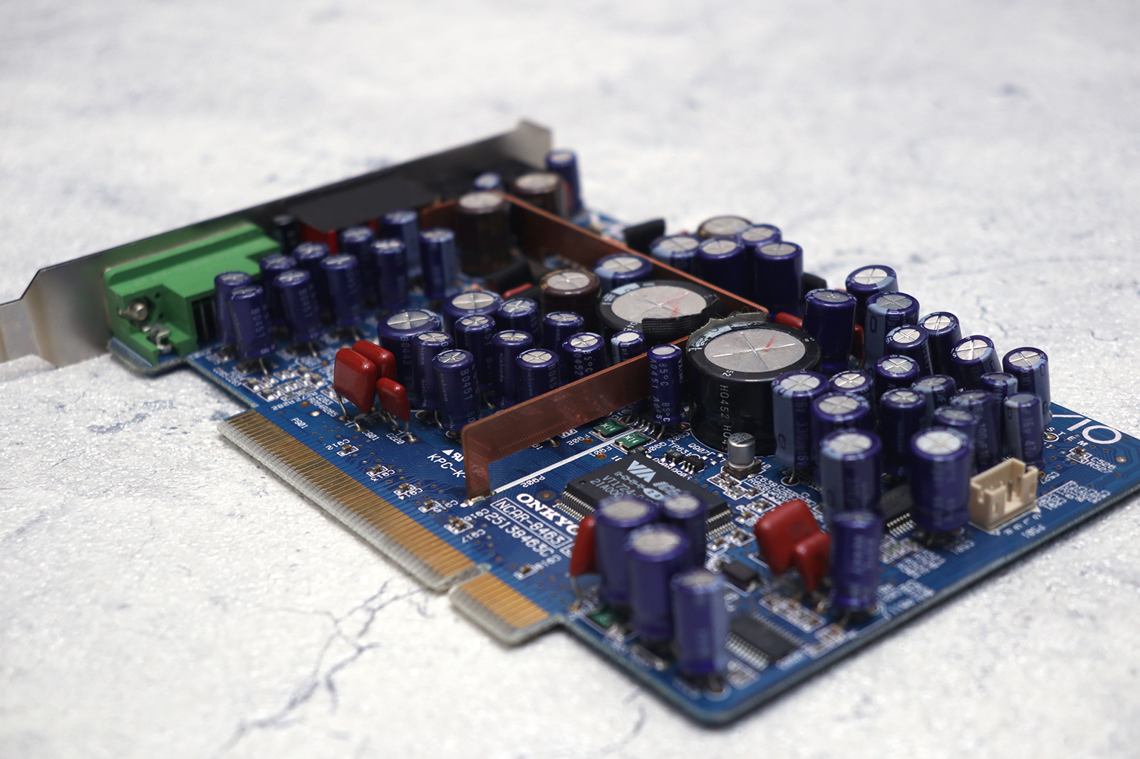 圧倒的な数のコンデンサを搭載。まさに石油コンビナートというあだ名がふさわしい