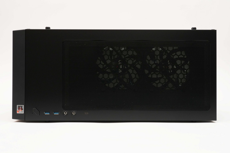 上面には電源ボタン、USB 3.0 Type-C、USB 3.0 Type-A×2、ヘッドフォン端子、マイク端子を配置