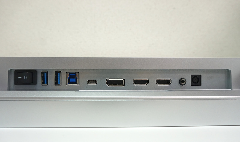 映像入力端子の構成はHDMI 2.1が2基、DisplayPort 1.4が1基、Type-Cが1基という構成で、27M2Uと同じ。ただし本機ではアップストリームポートのType-Bと、USBハブ用のUSB 3.0ポートも装備する