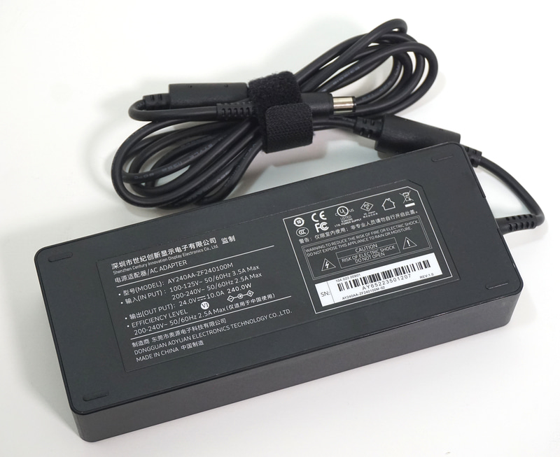平べったい大きめなACアダプタを同梱する。出力は240Wだった