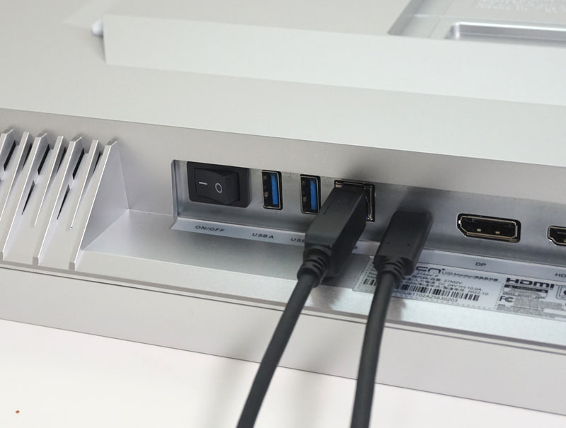 隣り合うType-CとType-BポートにそれぞれUSBケーブルを挿し、どちらからUSBハブ機能を利用するかを設定できる