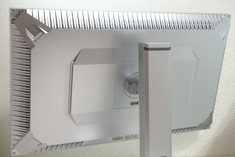 背面はゲーミングモデルでよく見かける無骨なデザイン