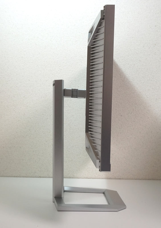 スタンドには、上下に液晶モニターの高さを変更できる機能を備える