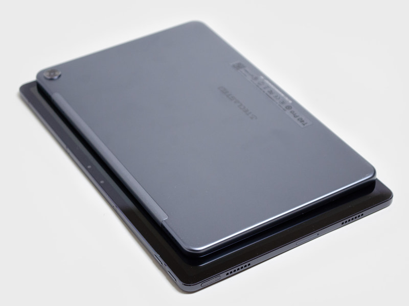 Lenovo Tab P11 Pro(下)との比較。本機は10.4型なのでその分小さい
