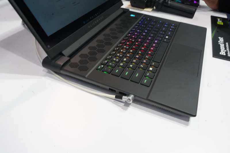 Microsoftブースに展示されていたDell Alienware m16