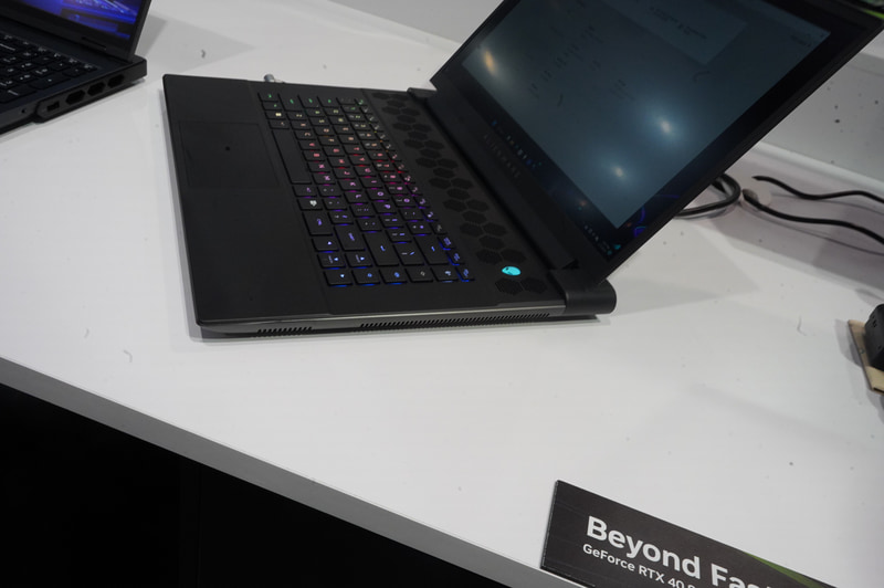 Microsoftブースに展示されていたDell Alienware m16