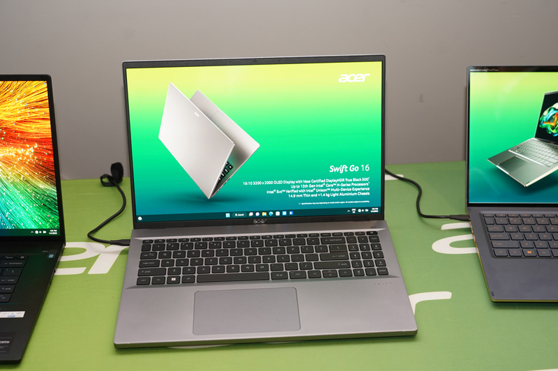 ASUSのSwift Go 16