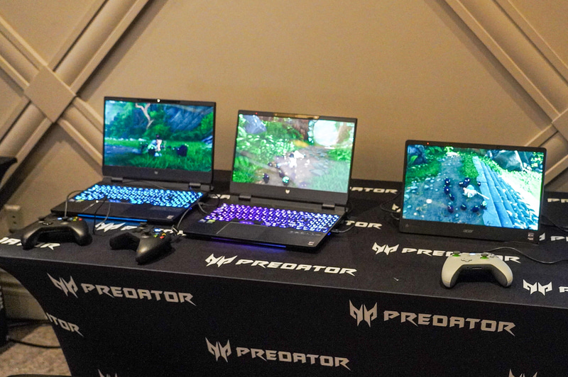 Acerの裸眼3Dのマシン、左2つがノートPC、右が単体ディスプレイ