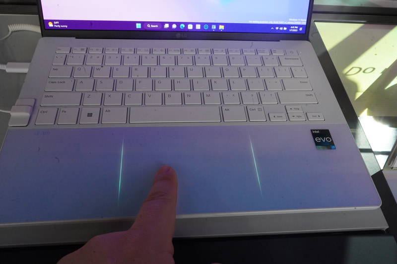 LG gram Styleの14インチ版となる14Z90R5、シームレスタッチパッドを搭載