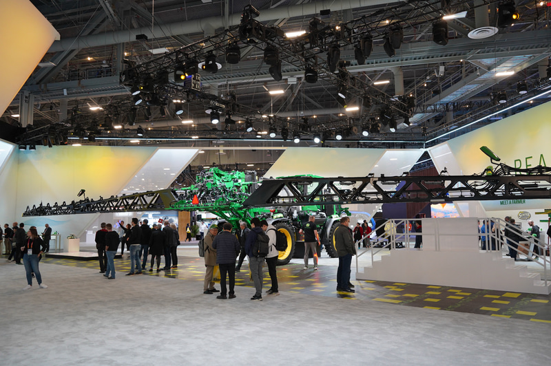 ジョンディアのブースに展示されていた自動運転農機