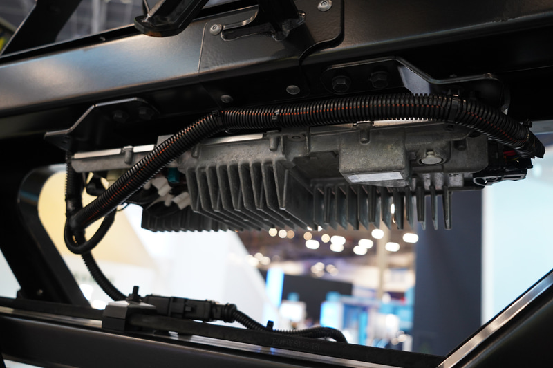 巨大なアーム部にはNVIDIAのGPUを採用したECU、センサー、肥料を噴射すする噴射口などが用意されており、各種のデータを画像認識で取得する