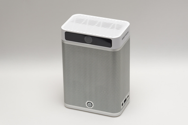 メッシュで覆われた外観は空気清浄機やBluetoothスピーカーのようにも見える