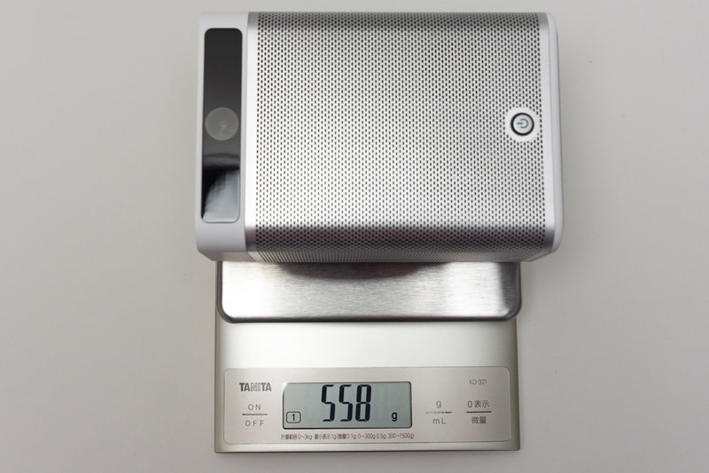 付属品はACアダプタとHDMIケーブル