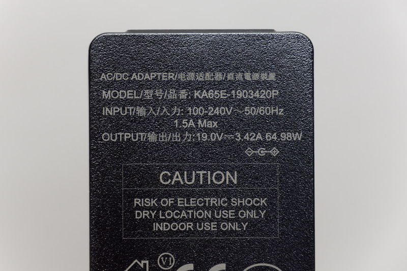 ACアダプタの出力は約65W