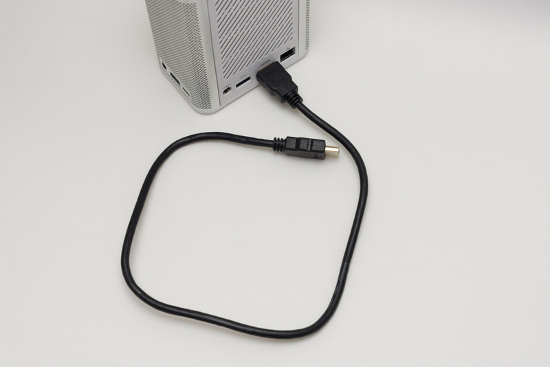 付属のHDMIケーブルは60cmと短め。モニターのすぐ近くに置いて使うことを想定しているからか