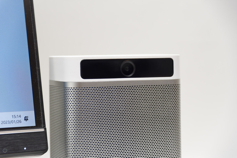 最大2.5K解像度のWebカメラが筐体に埋め込まれている