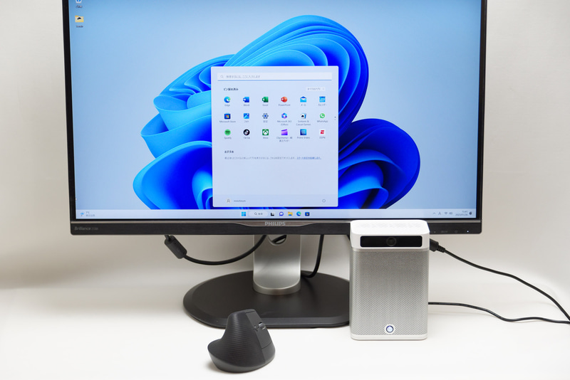 正面から捉えたい場合はモニターを高めに調整。といってもMC560がコンパクトなため無理のあるスタイルでもない