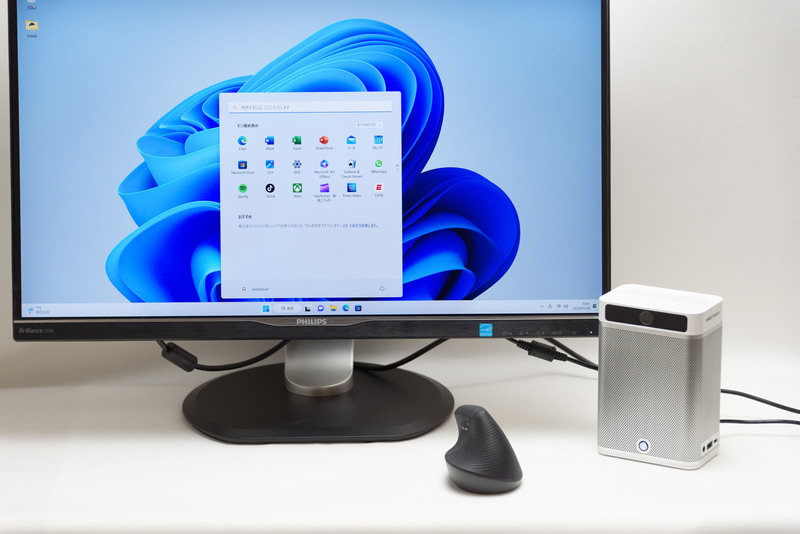 モニターの横に置いて斜めのアングルから狙うのも、目線を気にしなければ問題ない