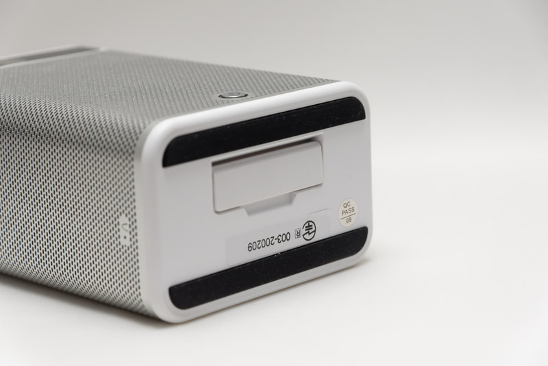 底面に収納式スタンドが設けられている