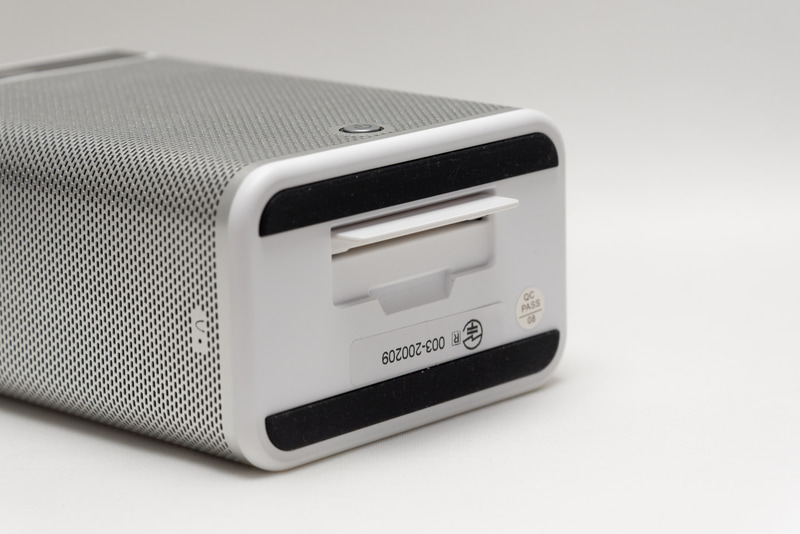 底面に収納式スタンドが設けられている