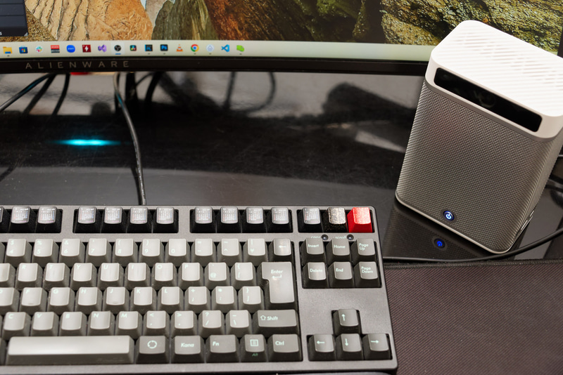 本体はキーボードの間近に置くことになる可能性が高いが、ノイズキャンセリング機能のおかげでWeb会議中にタイプしたとしても相手には聞こえにくい