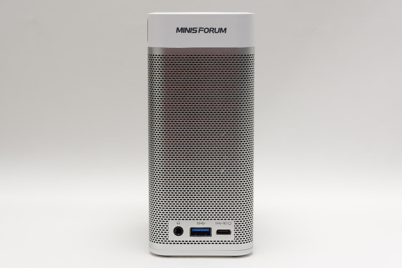 向かって右側面にヘッドセット端子、USB 3.2 Gen.2 Type-AとType-Cポート