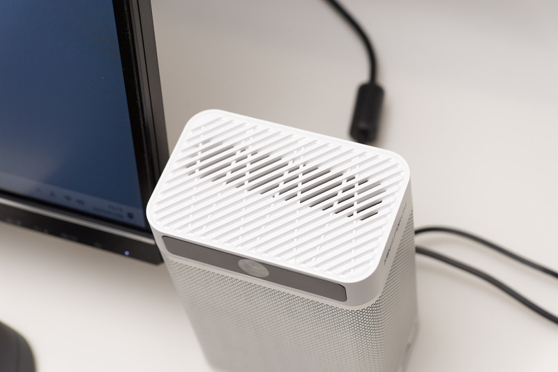 背面から吸気し、天面から排気する構造