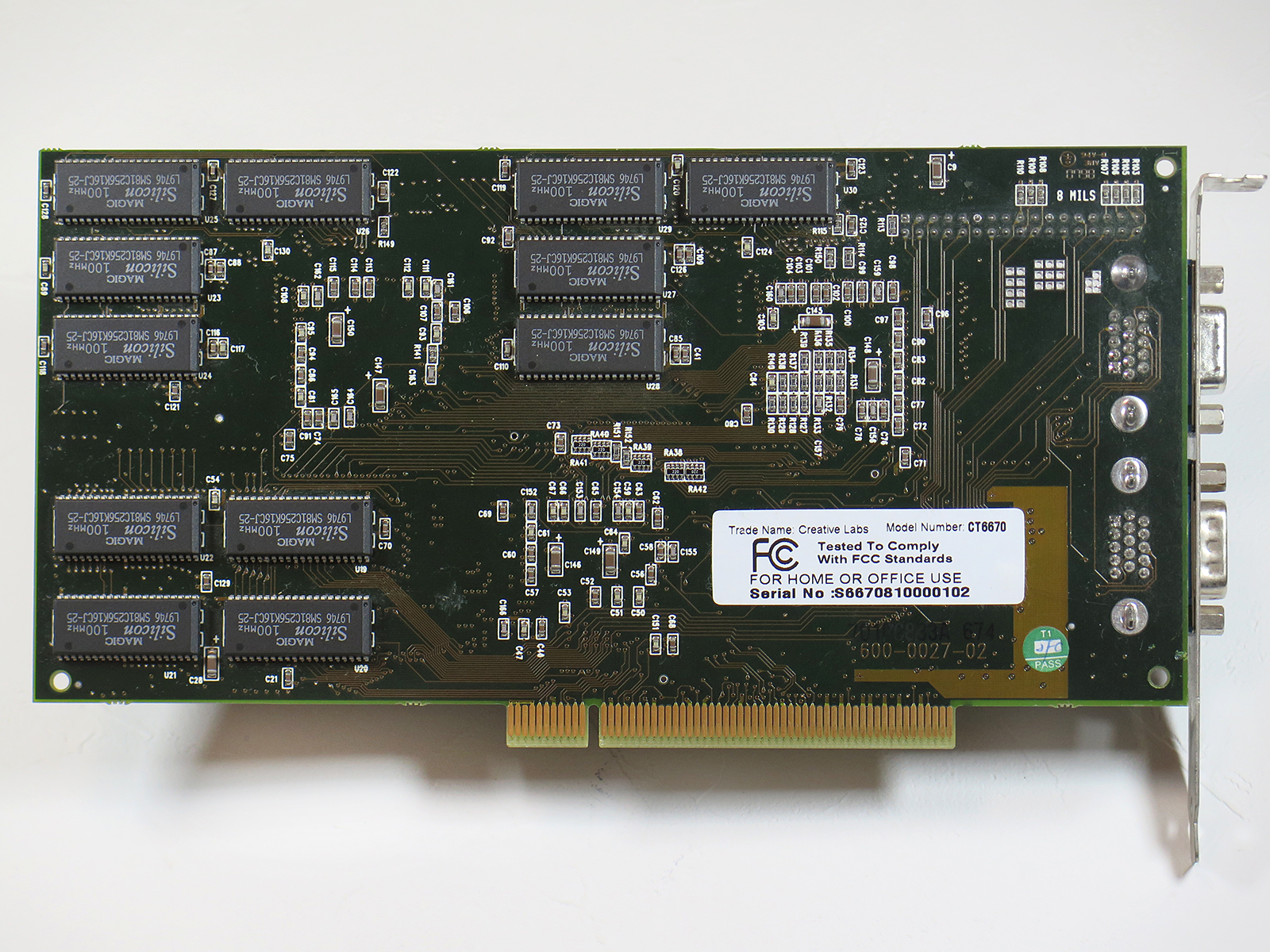 カード裏面。なお、8MB版はテクスチャユニット(上部)付近の背面のメモリが実装されない