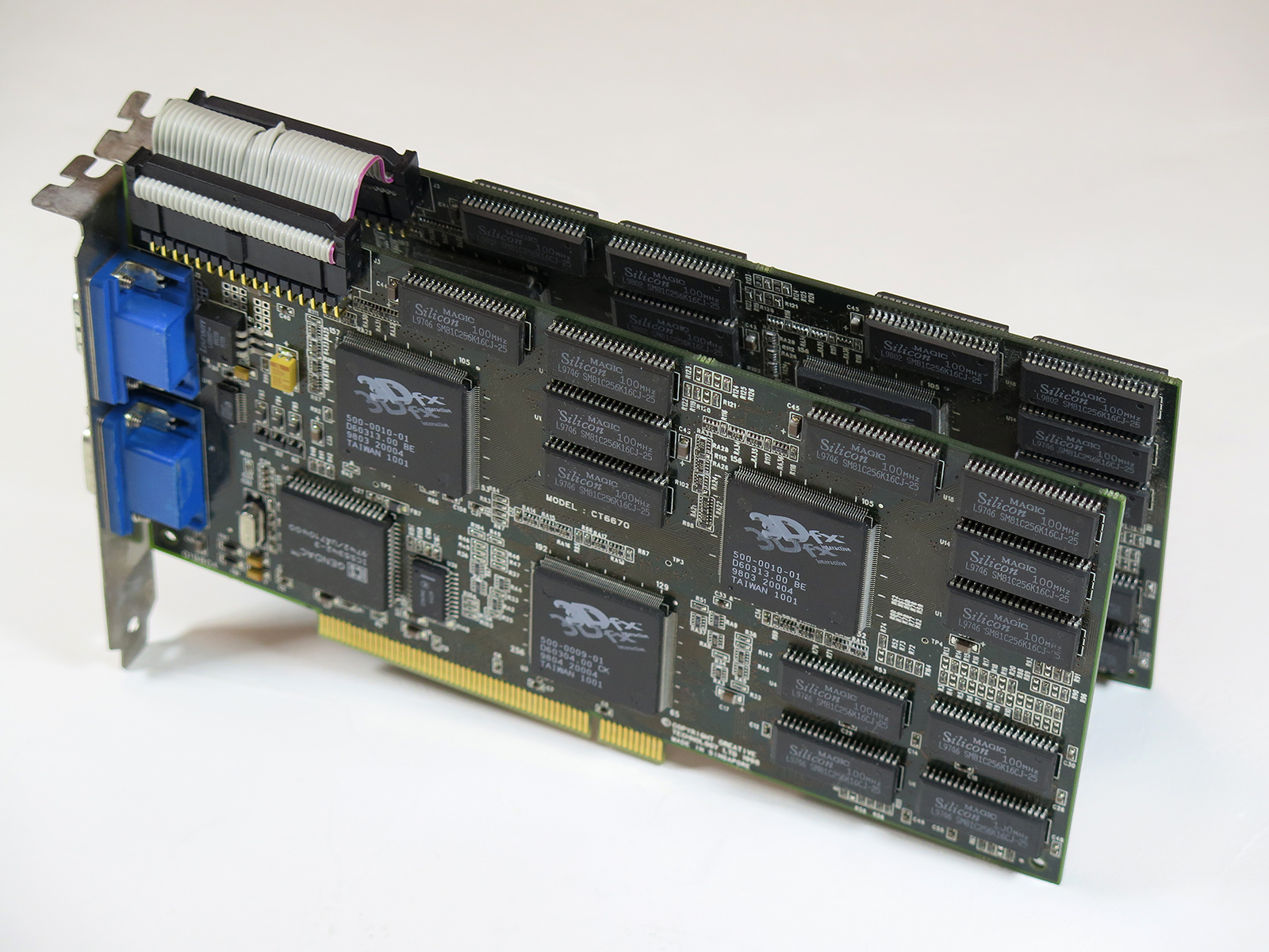 2枚繋げるSLI動作もサポートしていた。専用のフラットケーブルで接続する