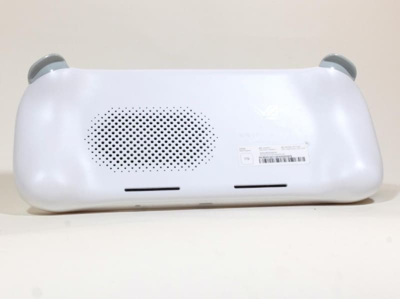 本体背面には大型の吸気口を備える両サイドのグリップ部は握りやすい流線型デザインだ