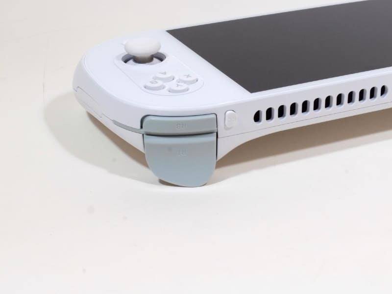 天面部両端にはLB/RBボタン、その下にはLT/RTトリガー、LB/RBボタンの隣にはLC/RCボタンを用意