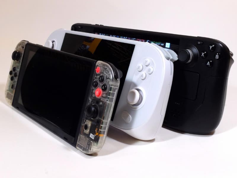 本体サイズ比較。手前がNintendo Switch(初期型/7型)、AYANEO 2、Steam Deckを並べて、奥側は位置を合わせてみた。コントローラやグリップ部のサイズがそのままサイズに直結しているような印象だ