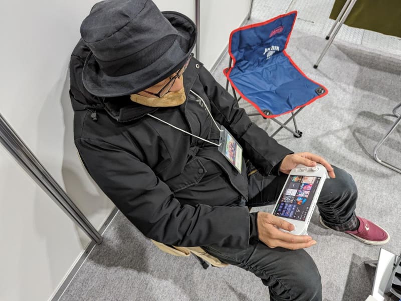 イベント展示ブース内でAYANEO 2をこっそり出して、周囲に人がいない時に起動してゲームしてみた。椅子さえあればどこでも快適ゲーミングが楽しめるのはやはり楽しい