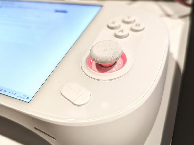 宿泊先に戻ってよく見たら、アナログスティックの先端部が大変なことに!