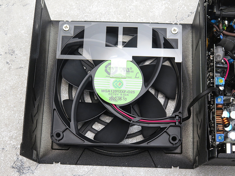 ファンは<a href="http://protechnic.com.tw/" class="n" target="_blank">Protechnic Electric</a>製の流体軸受タイプ「MGA12012XF-O25」