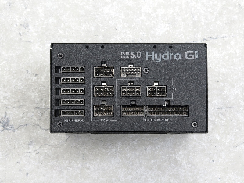 プラグインコネクタ部分。新たに追加された12VHPWR専用コネクタが設けられているのが特徴