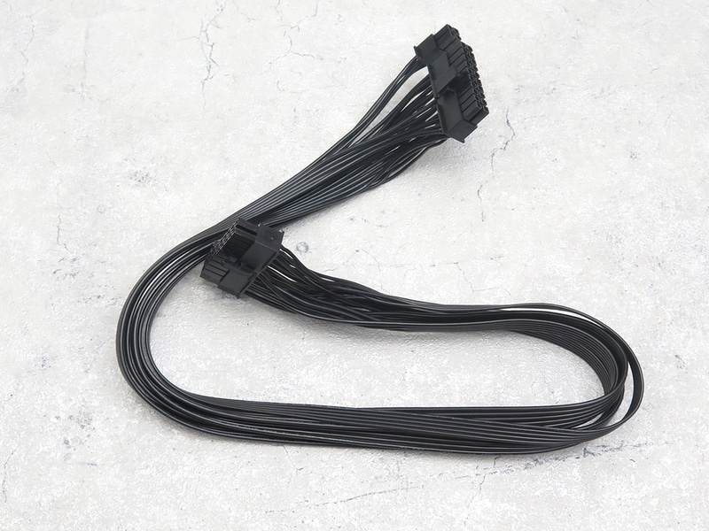 メイン用20+4ピンケーブル。5本ずつフラットにまとめられており、比較的扱いやすい