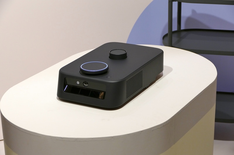 カチャカ本体。前後にカメラ、正面に3Dセンサー、上面にLiDAR