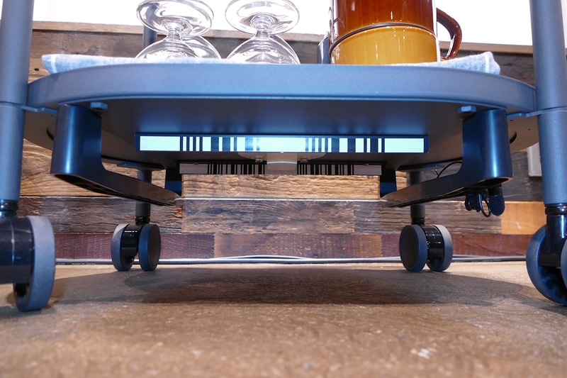 シェルフ下にバーコードでシリアル番号が示されている