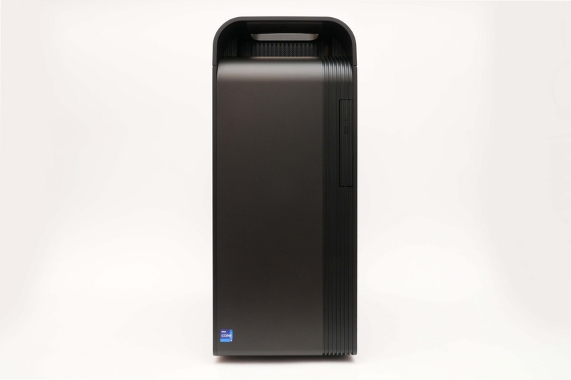 本体前面。Intelのシールが貼られているだけで非常にシンプルな見た目だ