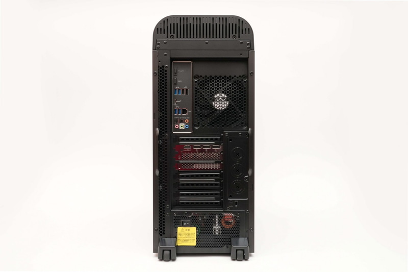 本体背面。電源コネクタ部には、付属電源ケーブルの使用を強く推奨するシールが貼られている