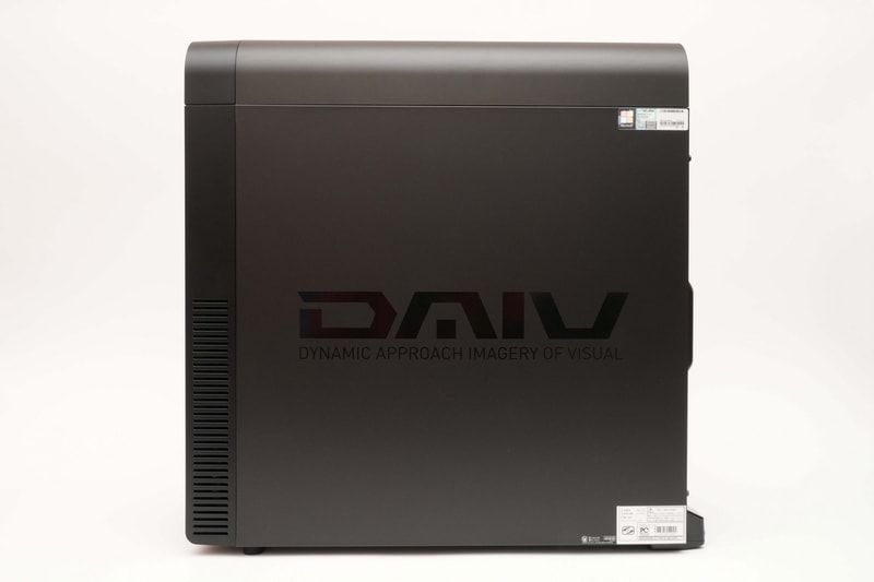 右側面にはWindows 11のライセンスシールや、シリアルナンバーが記載されたシールが貼られている。背面のほうが目立たないが、見やすさを優先したのかもしれない