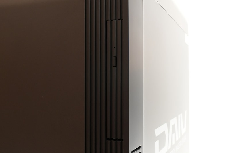 目立たないが前面には光学ドライブ用のスロットが内蔵されている。カスタマイズ購入時に光学ドライブを選択可能だ